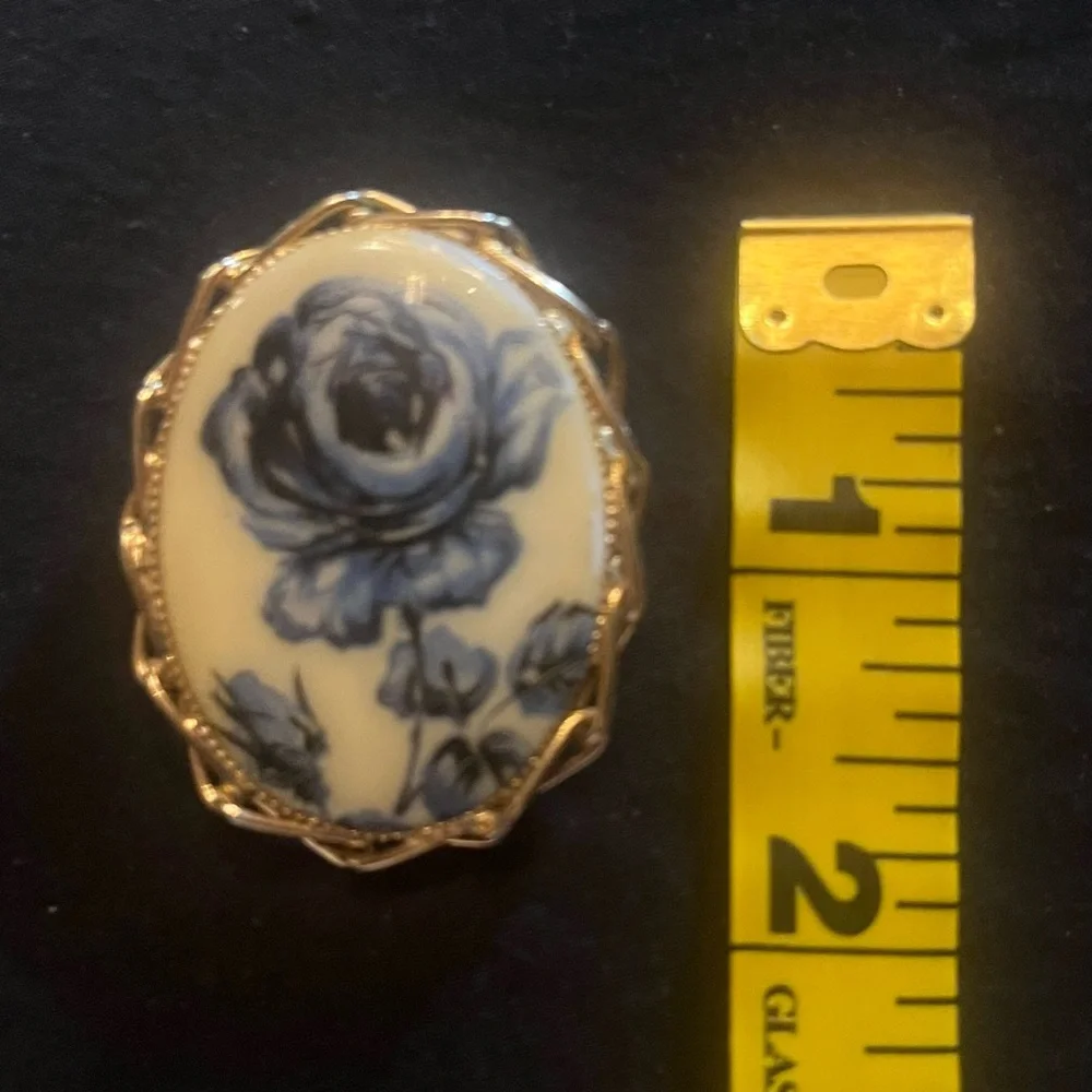 Vintage Gold Tone Blue and White Rose Scarf Clip